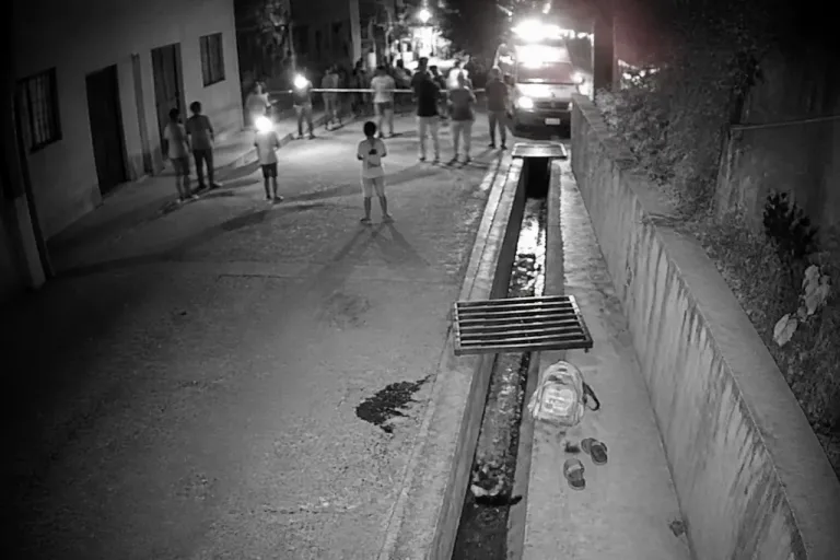 İstanbul Arnavutköy'de 6 yaşındaki çocuğun su kanalına itildiği görüntüler huzursuzluk yarattı