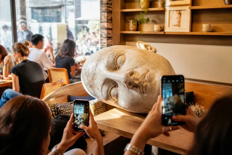 Kadıköy'de göze çarpan dekor: Deniz Göktaş'ın 'yan yatmış kafa' figürü bir kafede görüldü