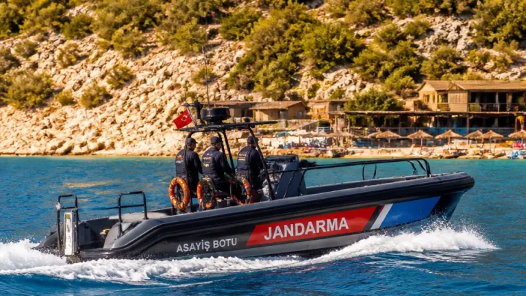 Kaş kıyılarında jandarma denetimleri yoğunlaştı: Turizm güvenliği ön planda