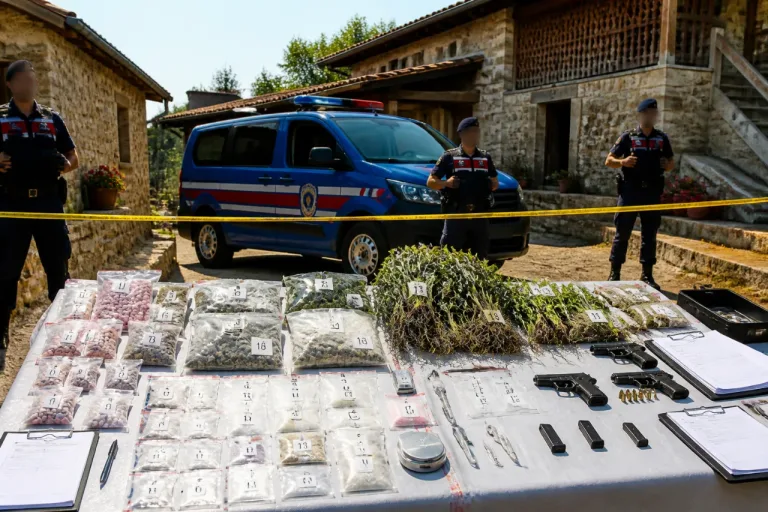 Kastamonu’da jandarmanın uyuşturucu operasyonunda 3 şüpheli tutuklandı