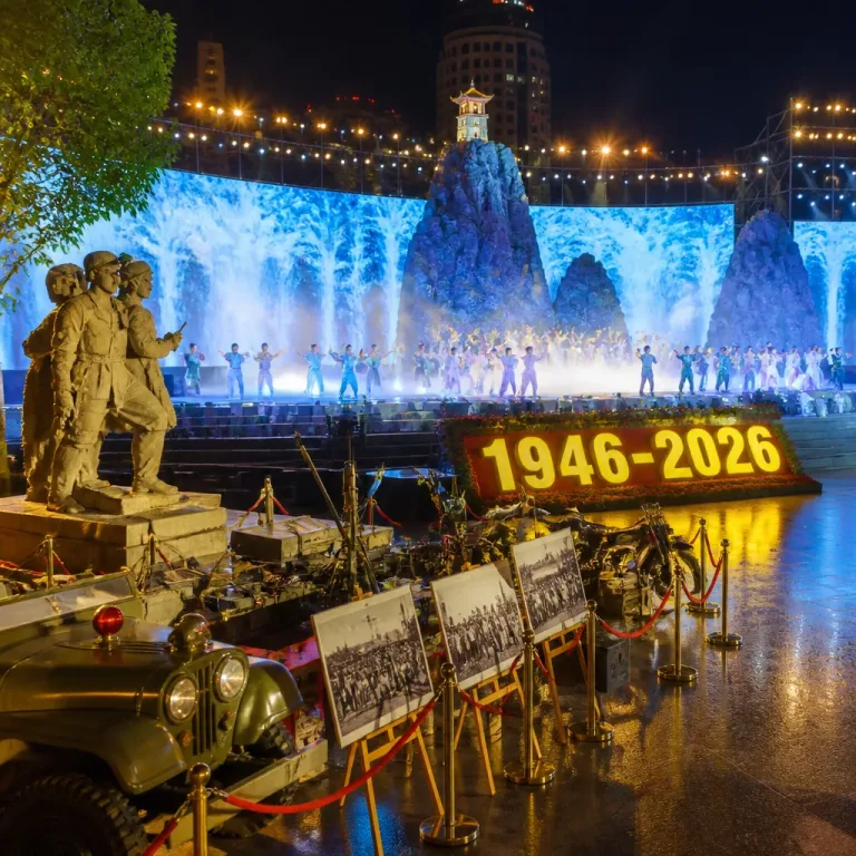 Hanoi'de 80 yıllık güvenlik tarihini sahneleyen 'Barışçıl Vatan' galası