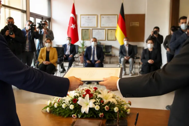 Kuşadası Belediyesi, Marl’ın eski başkanına fahri hemşehrilik unvanı verdi