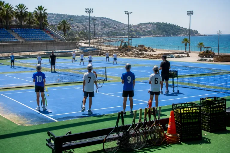 Kuşadası’nda ücretsiz tenis kursları ve altyapı yatırımı gençleri sahaya çekti