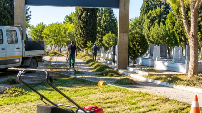 Lüleburgaz'da mezarlıklarda bakım çalışmaları sürüyor: Yeni Mezarlık öncelikli