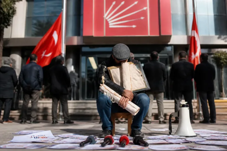 Mersin'de CHP il binası önünde dikkat çeken nöbet: Parti içi tartışılara işaret