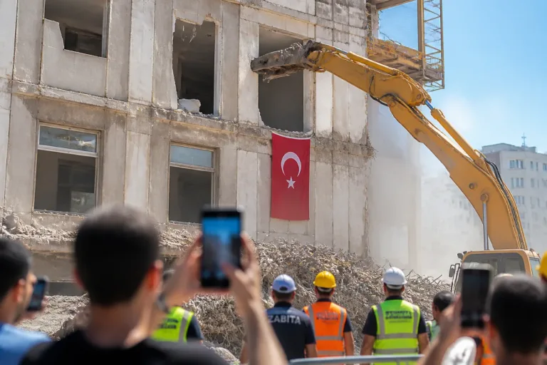 Pendik'te yıkımda duyarlılık: Kepçe operatörü asılı Türk bayrağını güvene aldı