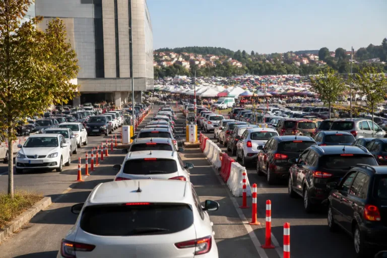 Perşembe Pazarı nedeniyle AVM otoparkında uzun kuyruklar Tekirdağ'da trafiği kilitledi
