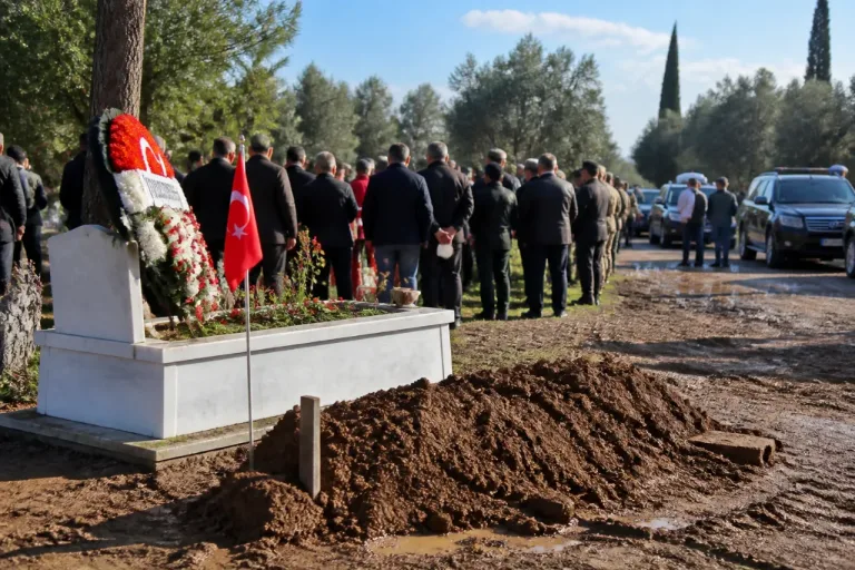 Serik’te Şehit Er Ali Şahin’in Annesi Durkadın Şahin Defnedildi