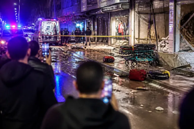 Silopi'de İpekyolu Caddesi'nde Çıkan Kavgada 6 Kişi Yaralandı, 11 Gözaltı