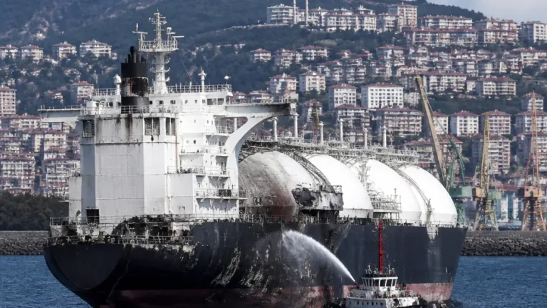 Trabzon Limanı'na yanaşan hasarlı LPG tankeri bölge güvenliğini gündeme taşıdı